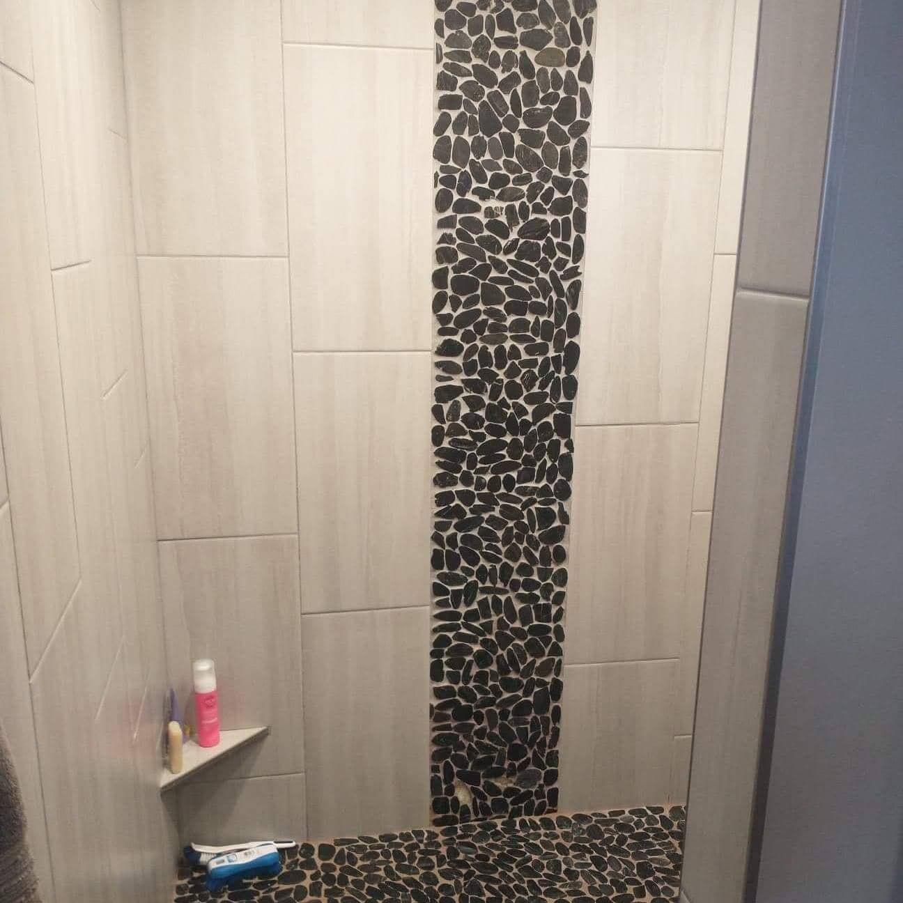 Shower with pebble accent stripe